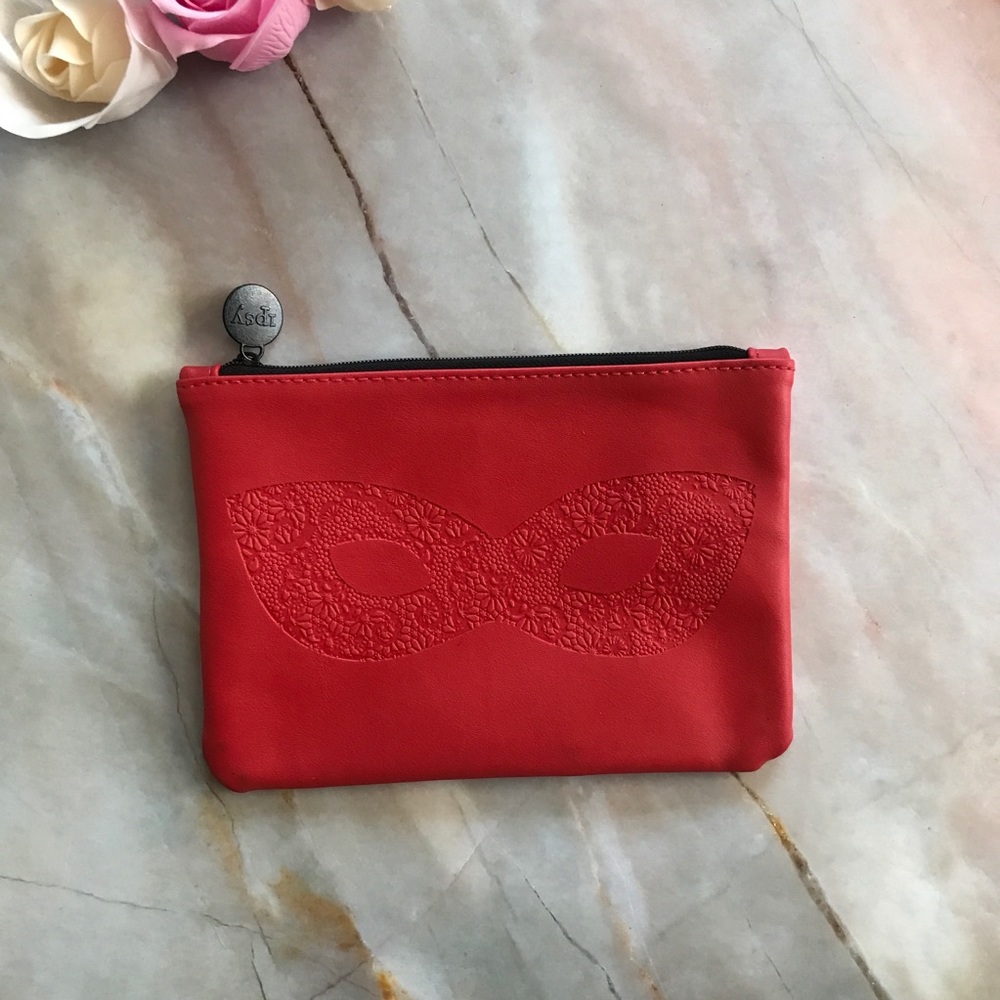 Red masquerade makeup bag A170